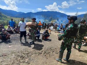 Kedukaan Warga Puncak Papua, Satgas Yonif Raider 303/SSM Berikan Bantuan