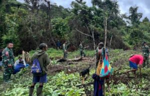 Wujudkan Lingkungan Sehat dan Asri, Satgas Yonif 143/TWEJ Gelar Gotong Royong