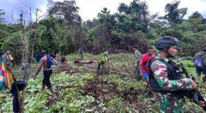 Wujudkan Lingkungan Sehat dan Asri, Satgas Yonif 143/TWEJ Gelar Gotong Royong
