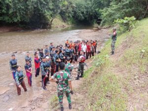 Satgas Yonif 645/Gardatama Yudha Latih Pramuka Saka Wira SMA 1 Siding