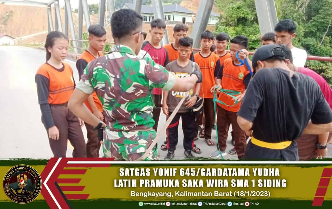 Satgas Yonif 645/Gardatama Yudha Latih Pramuka Saka Wira SMA 1 Siding