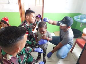 Gelar Pemeriksaan Kesehatan, Upaya Satgas Yonif R 142/KJ Cegah Stunting di Papua