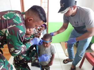 Gelar Pemeriksaan Kesehatan, Upaya Satgas Yonif R 142/KJ Cegah Stunting di Papua