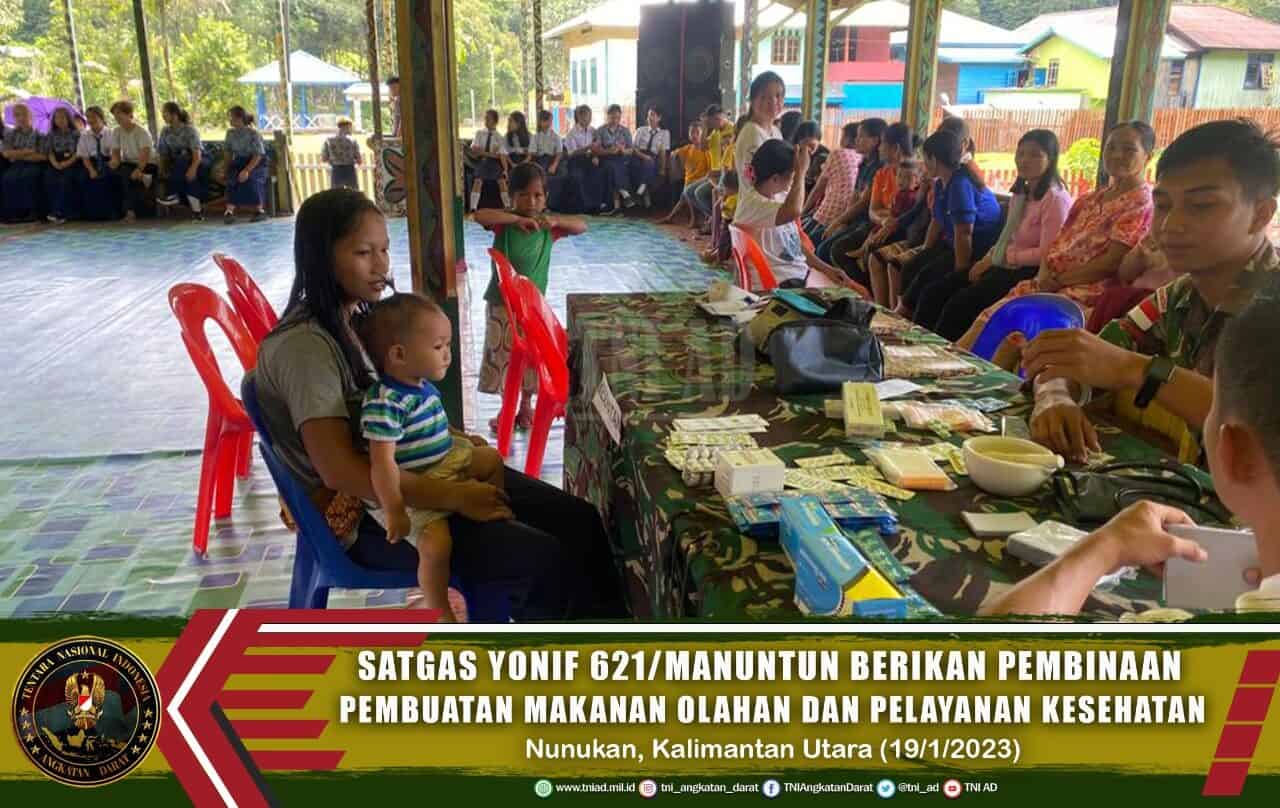 Satgas Yonif 621/Manuntun Berikan Pembinaan Pembuatan Makanan Olahan dan Pelayanan Kesehatan Kepada Kader PKK Perbatasan