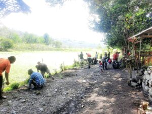 Satgas Yonif R 142/KJ Bersama Warga Bersihkan Akses Jalan Menuju Gereja