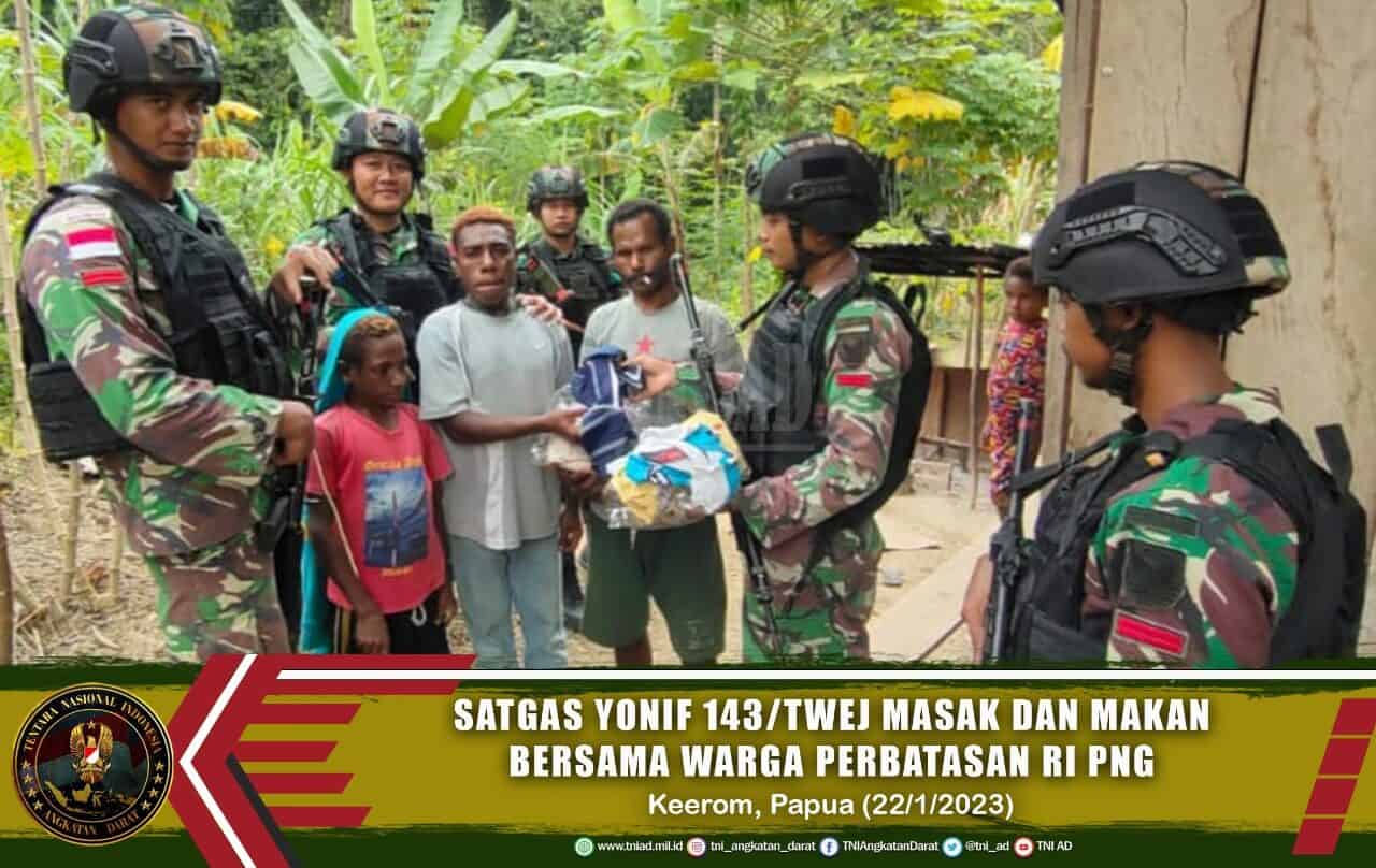 Satgas Yonif 143/TWEJ Masak Dan Makan Bersama Warga Perbatasan RI PNG