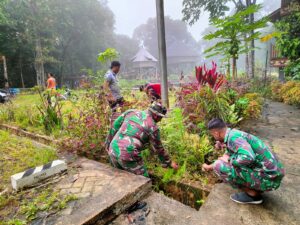 Satgas Yonif 645/GTY Bersama Warga Karya Bakti Jum’at Bersih dan Pemberian Pupuk Tanaman