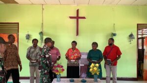 Usai Ibadah Bersama, Satgas Yonif 511/DY Bagikan Alkitab Kepada Jemaat di Perbatasan Papua