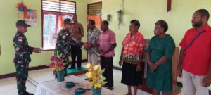 Usai Ibadah Bersama, Satgas Yonif 511/DY Bagikan Alkitab Kepada Jemaat di Perbatasan Papua
