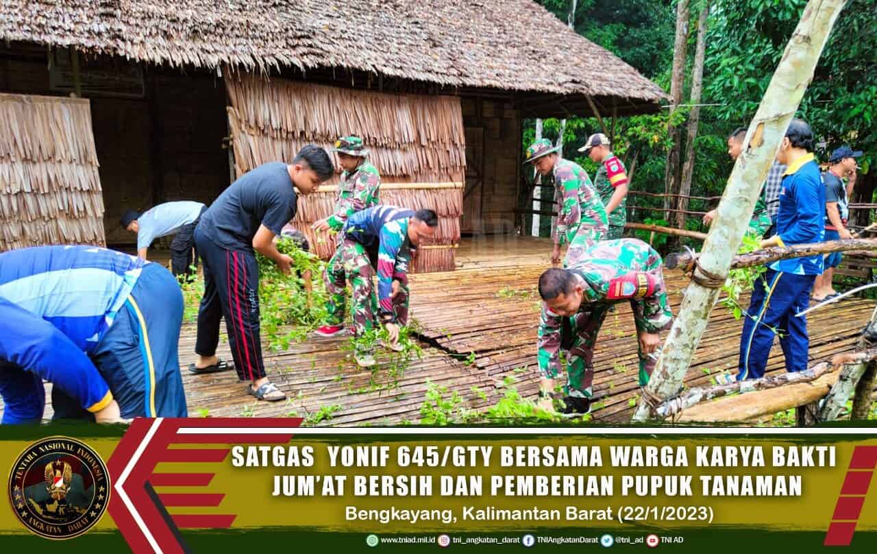 Satgas Yonif 645/GTY Bersama Warga Karya Bakti Jum’at Bersih dan Pemberian Pupuk Tanaman