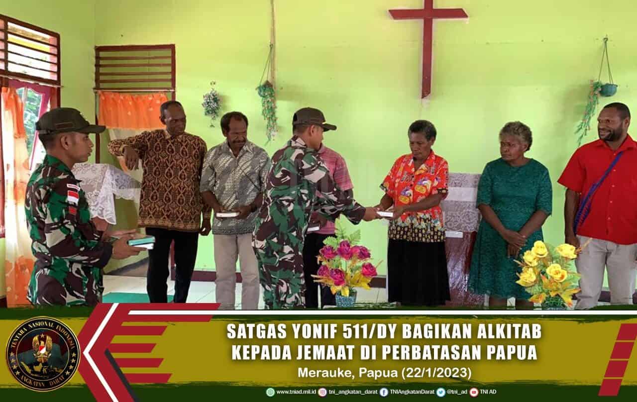 Usai Ibadah Bersama, Satgas Yonif 511/DY Bagikan Alkitab Kepada Jemaat di Perbatasan Papua