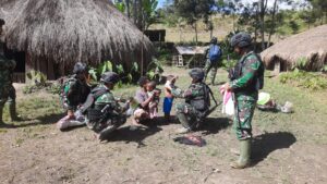 Keliling Kampung, Satgas Yonif Raider 321/GT Berbagi Pakaian Untuk Warga Papua