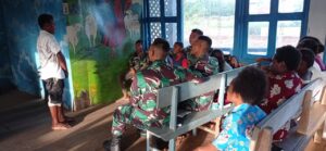 Tingkatkan Pembinaan Rohani, Satgas Yonif 511/DY Berikan Pelajaran Agama Kepada Anak-Anak di Papua