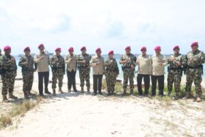 Jadi Warga Kehormatan Korps Marinir TNI AL, Kasad Terima Brevet Taifib dan Anti Teror Aspek Laut