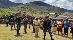 Kurangnya Fasilitas Kebersihan di Gereja Lowanom, Satgas Yonif Mekanis 203/AK Bangun MCK