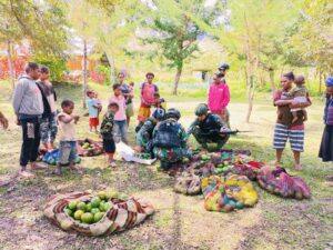Bantu Ekonomi Warga, Satgas Yonif Raider 321/GT Borong Alpukat Petani Papua Pegunungan