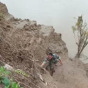 TPU Arakundo Longsor, TNI Bersama Warga Evakuasi Jenazah Hanyut ke Sungai