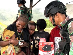 Cegah Stunting, Satgas Yonif Raider 321/GT Bagikan Susu Tingkatkan Kualitas Gizi Generasi Muda Papua Pegunungan