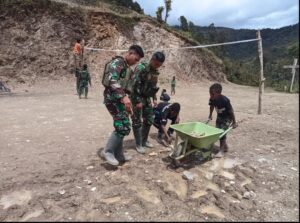 Tumbuhkan Semangat Berolahraga, Satgas Yonif Raider 321/GT Bangun Sarana Olahraga Distrik Dal Papua Pegunungan