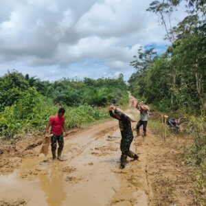 Personel Satgas RI-Malaysia Yonarmed 19/105 Trk Bogani Perbaiki Jalan Desa Yang Rusak