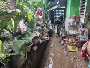 Aksi Bersih Prajurit TNI Pasca Banjir dan Tanah Longsor Manado