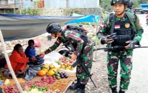 Jaga Kondusifitas Kemanan, Satgas Yonif R 142 /KJ Gelar Patroli Simpatik