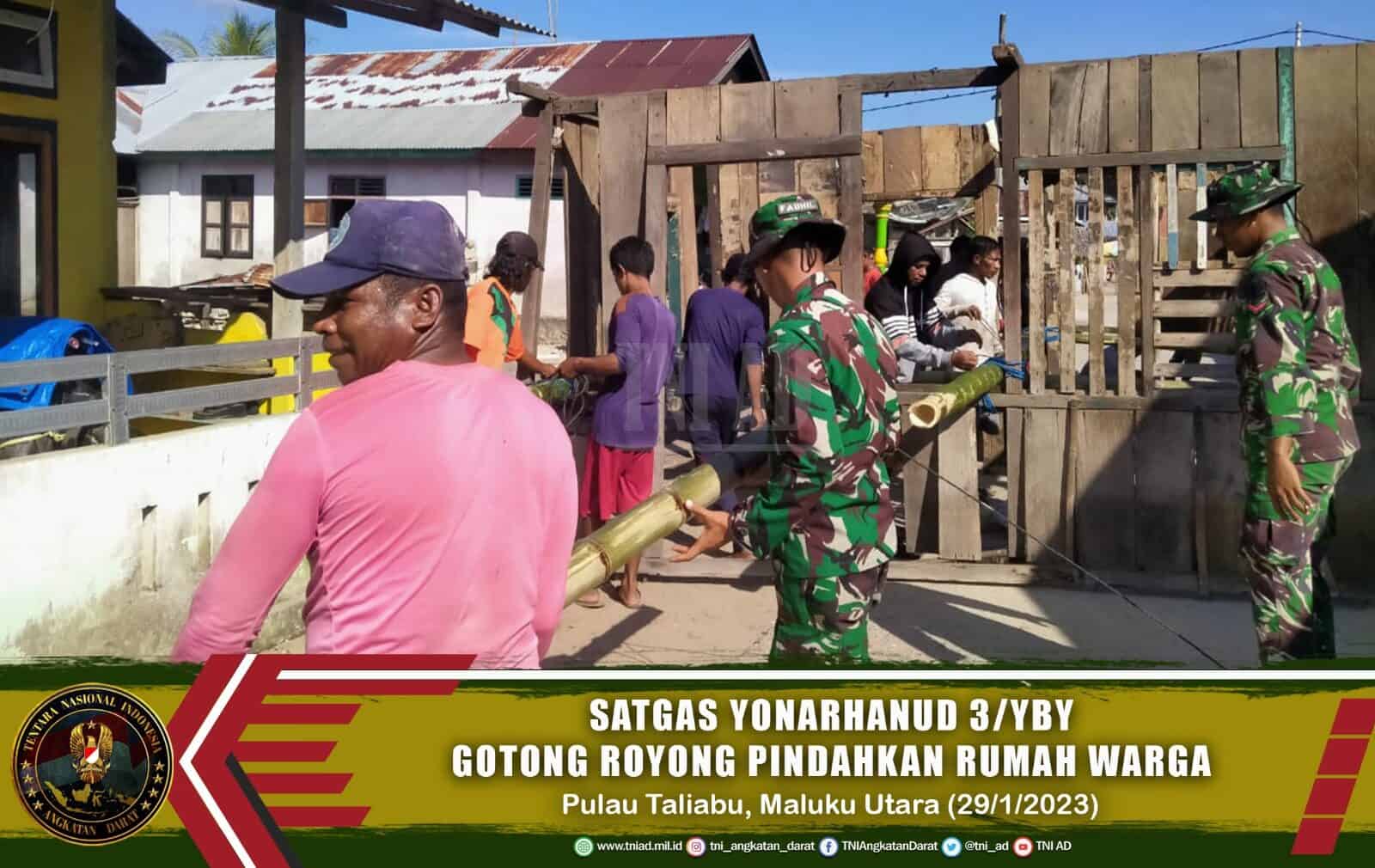 Satgas Yonarhanud 3/Yby Gotong Royong Pindahkan Rumah Warga