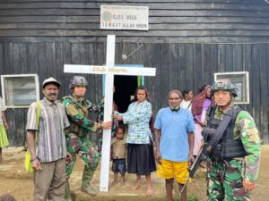 Satgas Yonif Raider 321/GT Berikan “Salib Kasih” Kepada Tujuh Gereja Distrik Mbua Papua Pegunungan