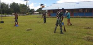Tingkatkan Semangat Belajar, Satgas Yonif 511/DY Bersihkan Lingkungan Sekolah di Perbatasan RI-PNG