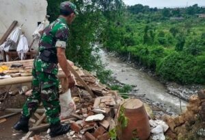 Tembok Pura Paibon Aryadauh Roboh, Babinsa Pasekbali Terjun Langsung ke Lokasi