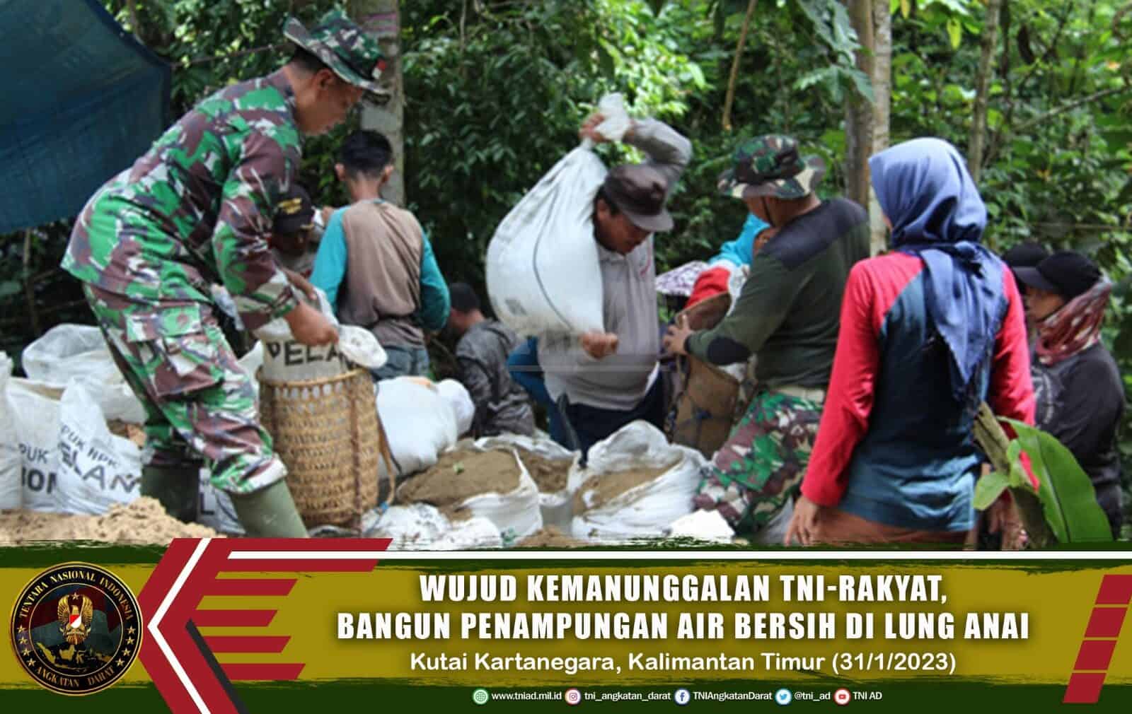 Wujud Kemanunggalan TNI-Rakyat, Bangun Penampungan Air Bersih di Lung Anai
