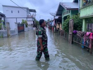 Babinsa Koramil 04/Pidie Terus Monitoring Banjir Pasca Hujan