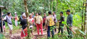 Satgas Pamtas Yonif 645/Gty Bersama Warga Karya Bakti Pembersihan Lahan Adat di Perbatasan