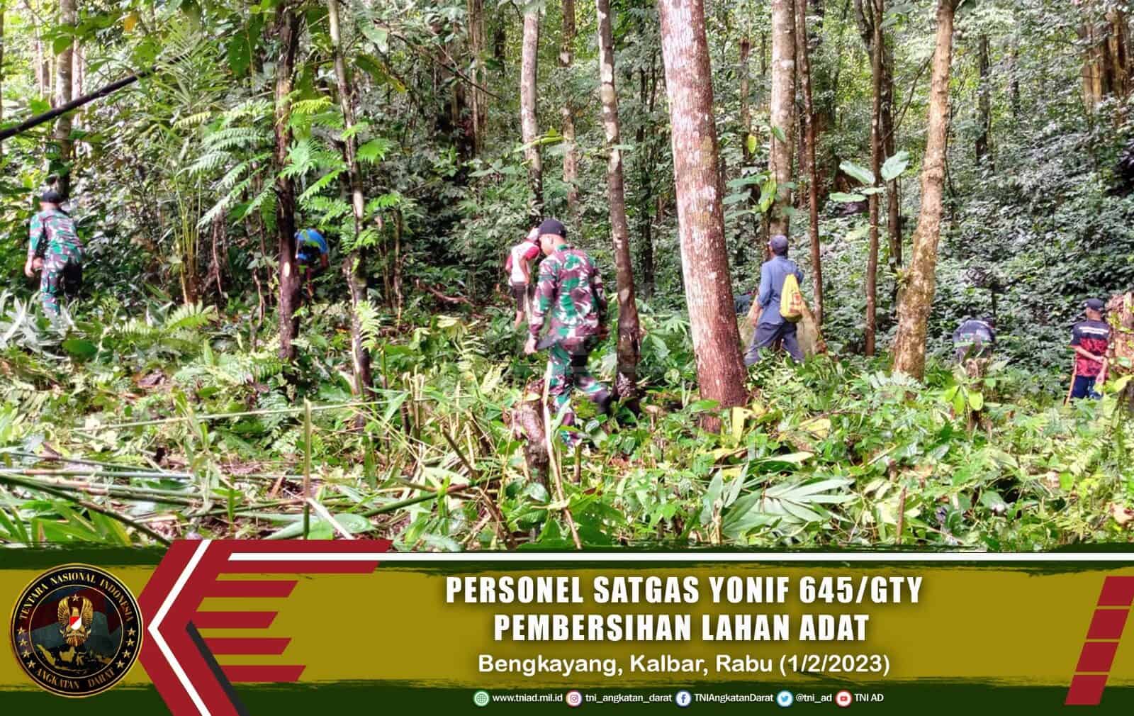 Satgas Pamtas Yonif 645/Gty Bersama Warga Karya Bakti Pembersihan Lahan Adat di Perbatasan