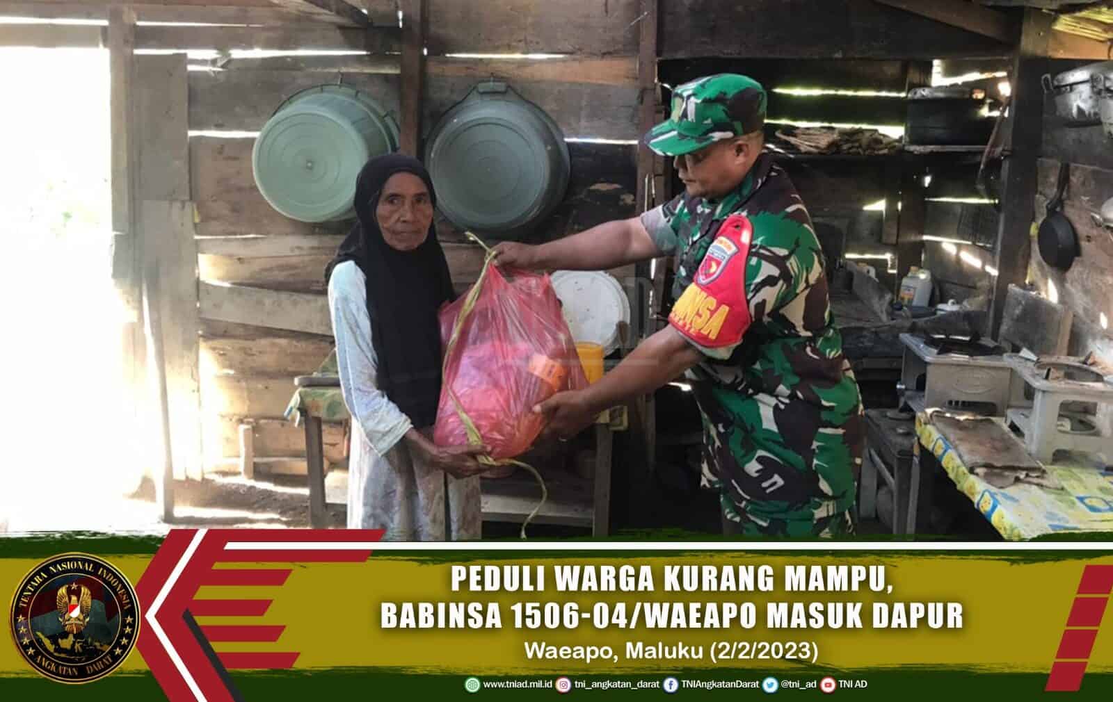 Peduli Warga Kurang Mampu, Babinsa 1506-04/Waeapo Masuk Dapur