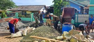 Babinsa Koramil 02/Wundulako Kodim 1412/Kolaka Melakukan Karya Bakti Bantu Pengecoran Tempat Wudhu Masjid