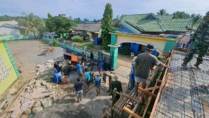 Babinsa Koramil 02/Wundulako Kodim 1412/Kolaka Melakukan Karya Bakti Bantu Pengecoran Tempat Wudhu Masjid