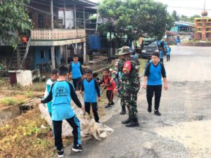 Tanamkan Hidup Bersih Sejak Dini, Satgas Yonif 621/Manuntung Bersama Siswa SD Bersihkan Lingkungan Sekolah