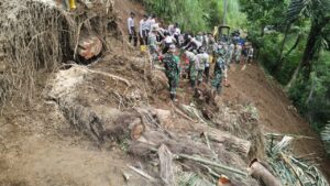 TNI Polri Buka Akses Jalan Tertutup Longsor di Lebakbarang