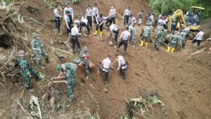 TNI Polri Buka Akses Jalan Tertutup Longsor di Lebakbarang