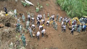 TNI Polri Buka Akses Jalan Tertutup Longsor di Lebakbarang