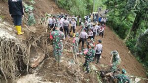 TNI Polri Buka Akses Jalan Tertutup Longsor di Lebakbarang