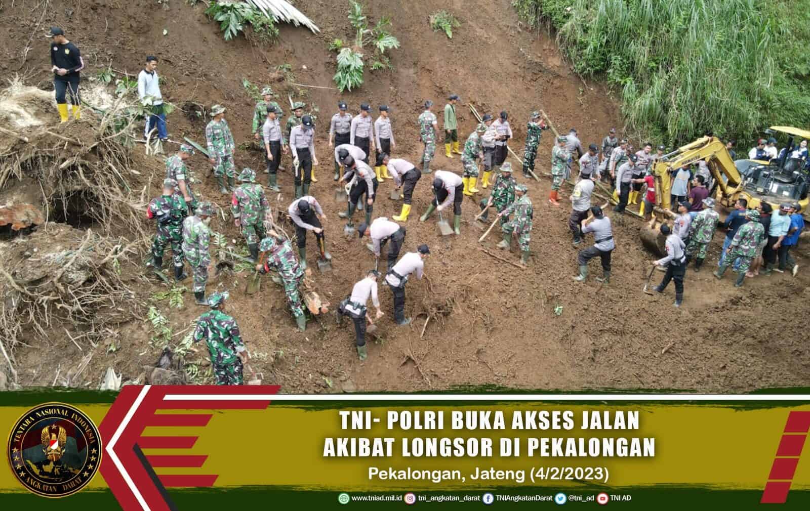 TNI Polri Buka Akses Jalan Tertutup Longsor di Lebakbarang