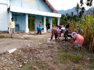 Kerja Bakti Babinsa Pos Ramil Lawe Sumur Bersama Jemaat Bersihkan Lingkungan Gereja HKI