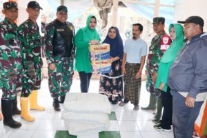 Prajurit Kodim 0611/Garut Bantu Penanganan Dampak Gempa Bumi di Kiarapayung Pasirwangi