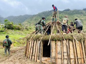 Lestarikan Rumah Tradisional, Satgas Yonif Raider 321/GT Gotong Royong Bangun Honai Masyarakat Distrik Mbua Papua