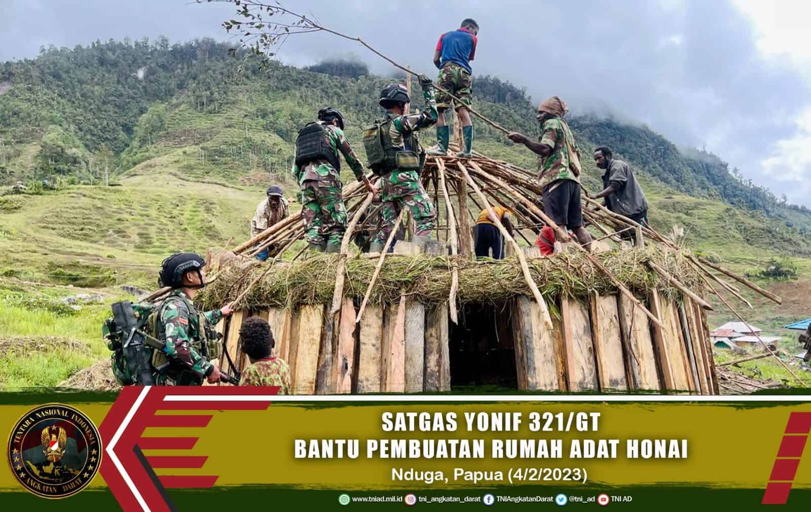 Lestarikan Rumah Tradisional, Satgas Yonif Raider 321/GT Gotong Royong Bangun Honai Masyarakat Distrik Mbua Papua