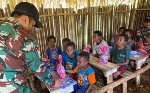 Bakti Sosial Satgas Yonif 143/TWEJ Turut Ciptakan Generasi Hebat Di Pedalaman Papua