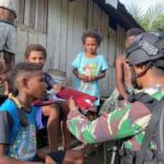 Satgas Pamtas Yonif 132/BS Bagikan Seragam dan Peralatan Sekolah di Keerom Papua⁣⁣