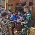 ⁣ Satgas Yonif 405/SK Bagikan Pakaian dan Alkitab Kepada Warga Papua⁣